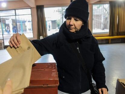 Mujer votando durante el refer&eacute;ndum para despenalizar el aborto