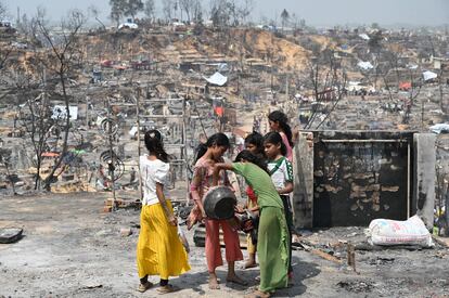 Vista general de la zona incendiada en el campamento de refugiados de Cox's Bazar. Un grupo de niñas rohinyá busca agua y comida para sobrevivir.