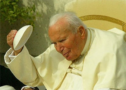 Juan Pablo II, saludando ayer a los fieles con su solideo, en la plaza de San Pedro.