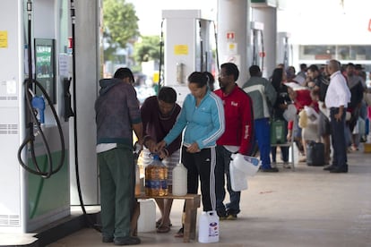 Fila para compra de combustíveis em um posto de Brasília 