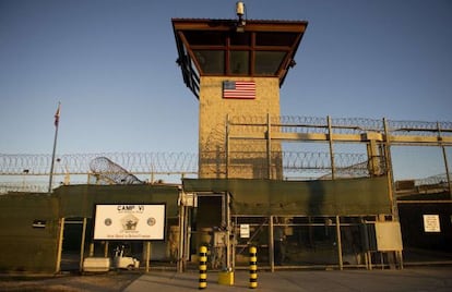 Puerta de entrada al Campo 6 de la prisión de Guantánamo.