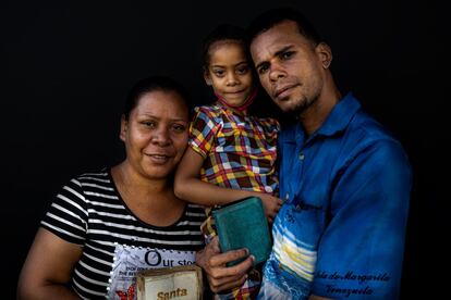 <p>El 69% de los migrantes que Médicos sin Fronteras (MSF) atiende en un punto fronterizo entre Venezuela y Brasil presenta fuertes síntomas de deterioro de su salud mental. Miles de ellos viven en condiciones muy precarias en las ciudades de Paracaima y Boa Vista. Estos son sus relatos. </p> <p>“Llegamos aquí casi sin posesiones. Salimos solo con la ropa que llevábamos puesta. Vendimos todo lo que teníamos". </p> <p>"Nuestro sueño es que nuestra hija estudie –y quizás nosotros también– y construya una casa y tenga un hogar. Queremos ser ciudadanos".</p>