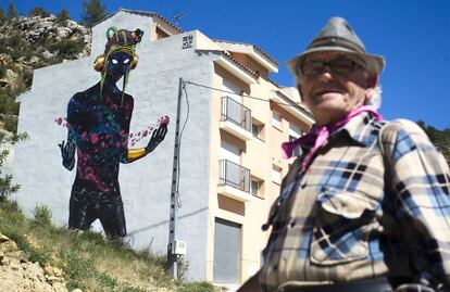 CASTELLON 10072016.
FANZARA, PEQUEÑO PUEBLO DE LA COMARCA CASTELLONENSE  DEL ALTO MIJARES, Y LAS FACHADAS DE SUS CASAS DECORADAS POR ARTISTAS INTERNACIONALES DEL GRAFITI Y EL DISEÑO. IMAGEN DEL MIAU 2015. UN VECINO DE FANZARA JUNTO AL MURAL QUE ADORNA SU CASA.
FOTOS ANGEL SANCHEZ