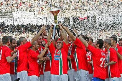 Los jugadores de <i>la Juve</i> levantan el trofeo tras su victoria en Bari.