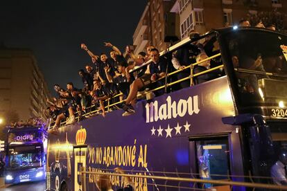 Los jugadores del Real Oviedo celebran el ascenso por el centro de la ciudad.