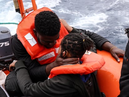 Una pareja de migrantes que iba en un precario bote de goma es rescatada por la tripulación del barco humanitario Sea Watch.