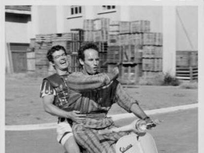 Stephen Boyd y Charlton Heston en los estudios Cinecittà, durante el rodaje de 'Ben-Hur' en 1959.