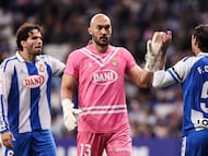 Marko Dmitrovic recibe los ánimos de sus compañeros tras una parada.