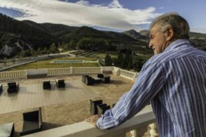 Venables observando sus tierras del hotel La Escondida, situado en la montaña de Alcoy.