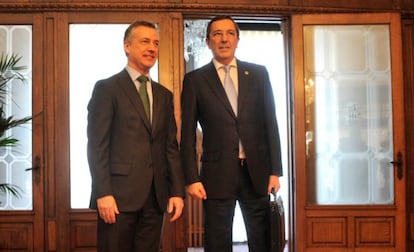 Urkullu (izquierda) y José Luis Bilbao posan antes del inicio de su reunión en Ajuria Enea.