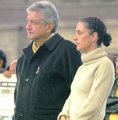 Andrés Manuel López Obrador, entonces candidato de la coalición Por el Bien de Todos,  y Claudia Sheimbaum durante la conferencia en el zócalo de la ciudad de México. En el 2006.