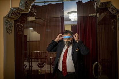 Juan Ramón Pérez es portero y acomodador en el teatro Lope de Vega desde hace 33 años. Al estar en contacto con todo el público que accede al recinto, debe llevar mascarilla y pantalla facial de protección.