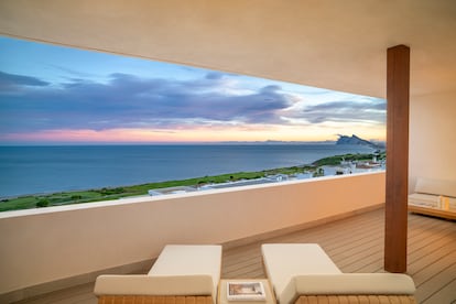 Desde las terrazas del hotel se ve parte de la costa con el Peñón de Gibraltar al fondo.