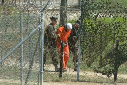 Dos soldados trasladan a un preso.