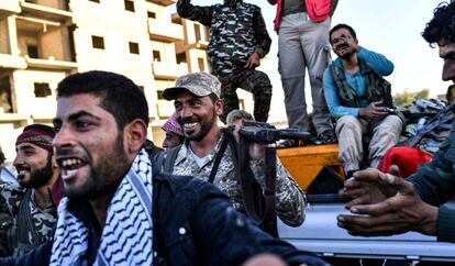 Miembros de las Fuerzas Democr&aacute;ticas Sirias celebran la reconquista de la ciudad siria de Raqa, arrebatada al Estado Isl&aacute;mico este martes.