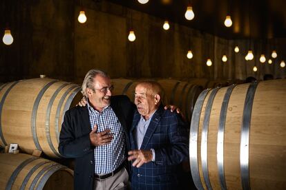 Didier Belondrade (izquierda) junto a Ángel Rodríguez. Este último es la memoria de la uva verdejo en Rueda. Sus raíces familiares en el vino se remontan al siglo XVIII.