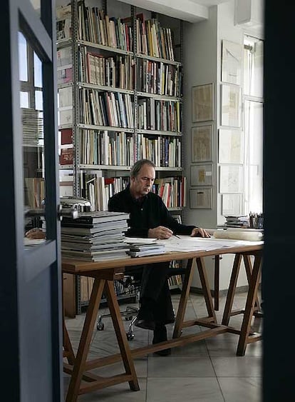 Guillermo Vázquez Consuegra, en su estudio de Sevilla.