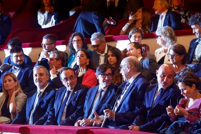 De izquierda a derecha, Raquel Sans, vicepresidenta del Parlament; el alcalde Jaume Collboni; Josep Rull, presidente del Parlament, el president Salvador Illa; Salvador Alamany, presidente de la Fundación del Liceu; el delegado del Gobierno, Carlos Prieto y la consejera de Cultura, Sònia Hernández.