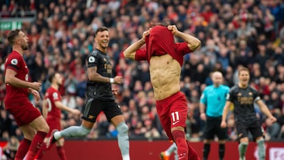 Mohamed Salah después de fallar un penalti en el partido de la Premier League entre el Liverpool y el Arsenal, este domingo.