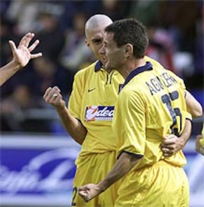 Diego Alonso, con un anillo, celebra un gol con Aguilera.