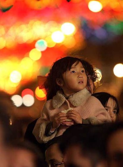 Una niña contempla extasiada a la comitiva real en el recorrido entre Nuevos Ministerios y Cibeles.