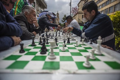 Jugadores de ajedrez sobre la Carrera Séptima, que desde hace unos años es peatonal.