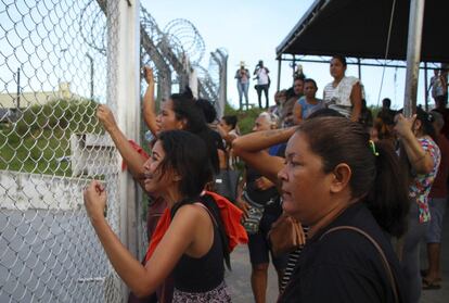 Los familiares de algunos reclusos exigen ms informacin sobre sus seres queridos a las afueras de la prisin de Anisio Jobim en Manaus (Brasil). Las autoridades brasile?as informaron de que unos 42 reclusos fueron asesinados en tres crceles diferentes en la capital del estado norte?o de Amazonas.