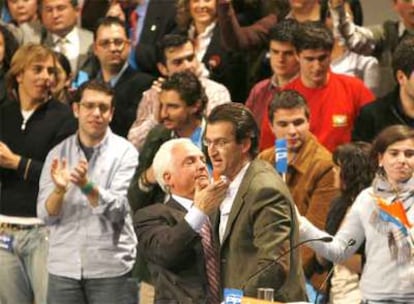 Jos Luis Baltar se abraza a Alberto N?ez Feijo en la convencin municipal del PP gallego.