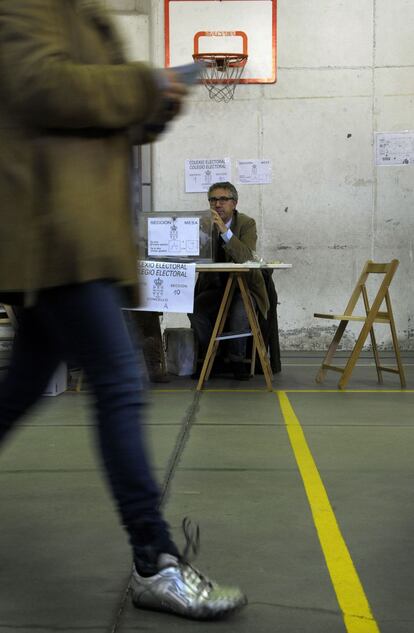 Hay 4.028 mesas en Galicia y 2.778 en el País Vasco. El número de gallegos que pueden votar asciende a 2.696.566, y el de vascos, a 1.718.696.