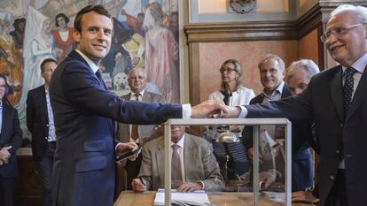 Emmanuel Macron votando en la primera vuelta de las elecciones legislativas.