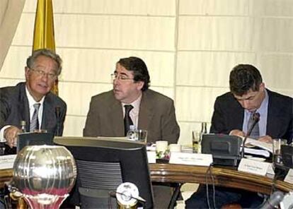 Juan Padrón, Jorge Pérez y Ángel María Villar, en una reunión de la Federación Española de Fútbol.