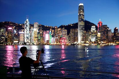 Homem de máscara faz uma foto em Hong Kong.