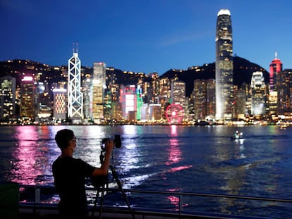 Homem de máscara faz uma foto em Hong Kong.