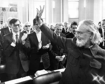 Ernesto Cardenal, ministro de Cultura nicaragüense, poeta y teólogo agradece el 12 de octubre de 1980 en la Iglesia de San Pablo en Frankfurt un galardón por la paz. 