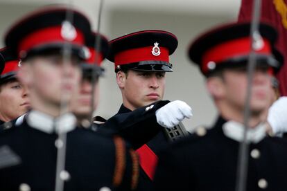 El príncipe Guillermo marcha con otros graduados durante el llamado desfile del Soberano en la Real Academia Militar de Sandhurst, cerca de Camberley (Inglaterra) el viernes 15 de diciembre de 2006.