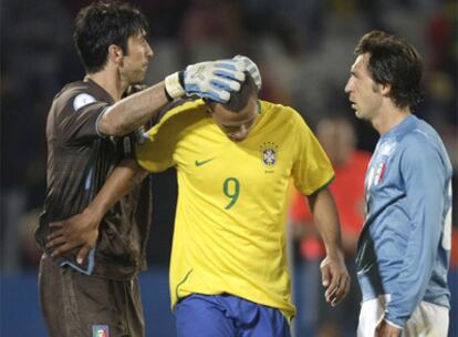 Luis Fabiano, Buffon y Pirlo se saludan tras el encuentro