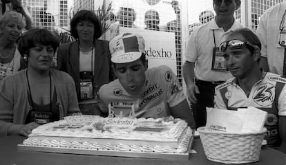 El ciclista navarro Miguel Induráin sopla por su 30 cumpleaños antes de una etapa del Tour 94.