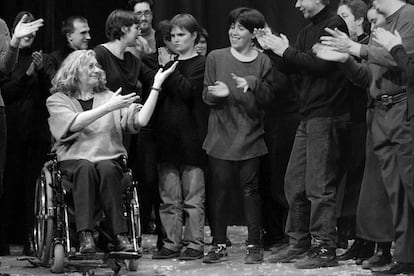 Una imagen de la representación de Les quatre estacions en el Teatro Casino de l'Alianca. Sentada, Gloria Rognoni.