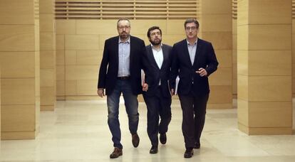 Juan Carlos Girauta, Miguel Guti&eacute;rrez e Ignacio Prendes, camino de la reuni&oacute;n.