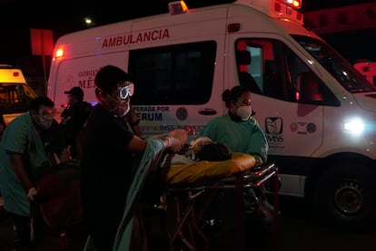 Sanitarios trasladan a un herido en el accidente. 