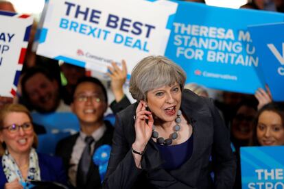 Theresa May participa en un evento de campaña para las elecciones generales, en Derby el 1 de junio de 2017. Pero pese a los sondeos favorables, May pierde la mayoría parlamentaria.