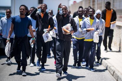 Un grupo de inmigrantes han sido puestos en libertad en el Puerto de Motril (Granada) tras llegar ayer en patera, el 16 de junio de 2018. Varias ONG se encargarán de acogerlos