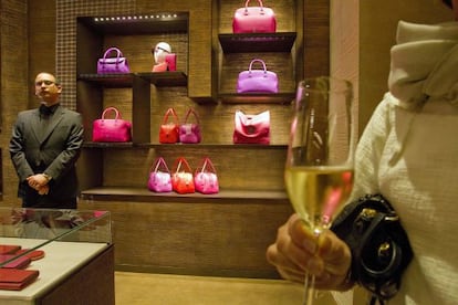 Colección de bolsos en la reformada tienda de Loewe en el paseo de Gràcia de Barcelona.