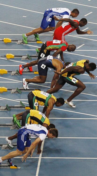 Usain Bolt se adelanta en la salida de la final de los 100 metros.