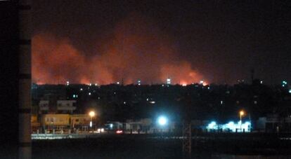 Una columna de humo sobre la fábrica de armas bombardeada.