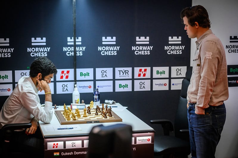 Carlsen mira la partida de Gukesh este jueves en Stavanger (Noruega)