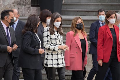 La reina Letizia (centro) a su llegada a la clausura del XV Seminario Internacional de Lengua y Periodismo, en San Millán de la Cogolla (La Rioja).