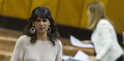 La líder andaluza de Podemos, Teresa Rodríguez, con Susana Díaz al fondo.