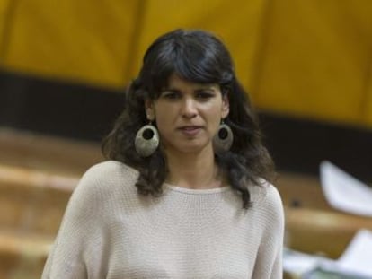 La líder andaluza de Podemos, Teresa Rodríguez, con Susana Díaz al fondo.