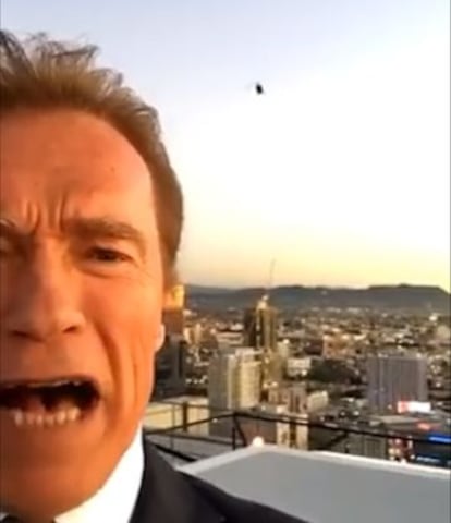 Arnold grita 'Get to the chopper' ('Ve al helicóptero' en español) en el vídeo que le ha llevado a la cima de Snapchat.